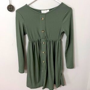 A 12 year old green dress with buttons perfect for a day out in the summer heat.